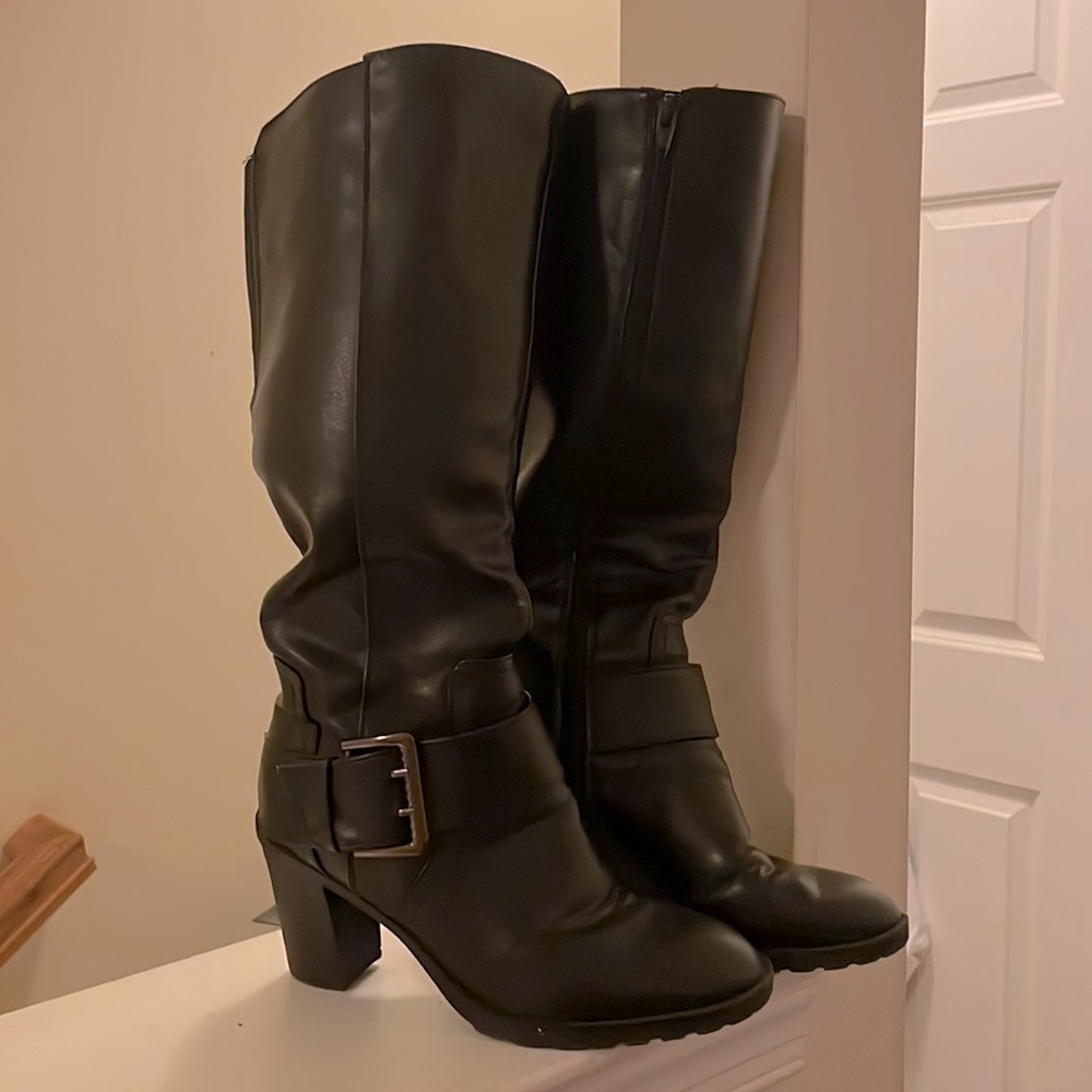 Black Size 7 M. Flaw - front right side, nothing a black marker can’t fix.